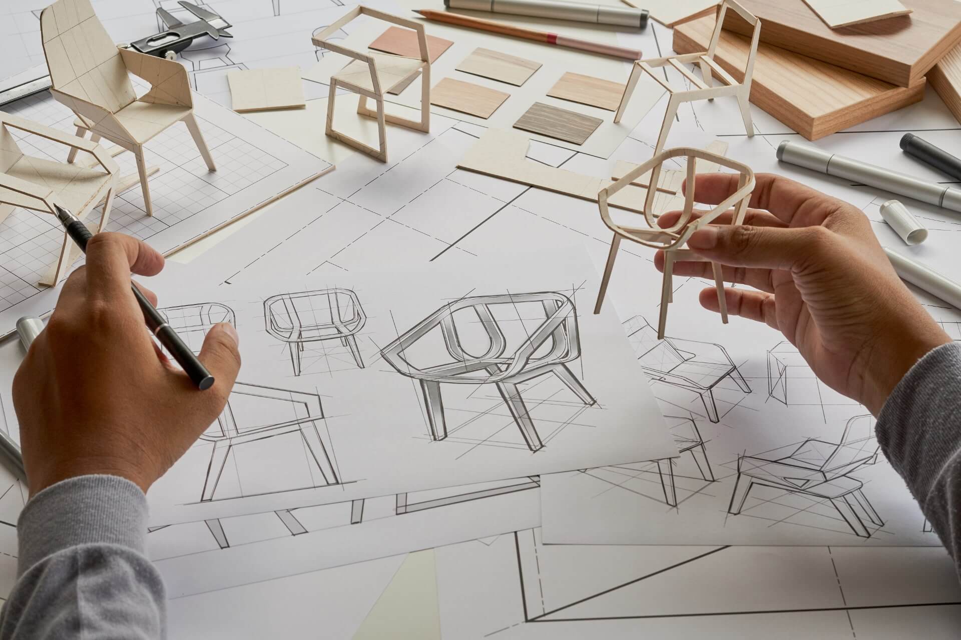 Дизайнер проектирует мебель